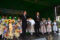 Księża święcą bochen dożynkowy